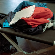 Auf einem Feldbett liegen persönliche Gegenstände von Betroffenen während eines Stromausfalls im Südwesten Berlins in einer Notunterkunft im Bürgersaal im Rathaus Zehlendorf.