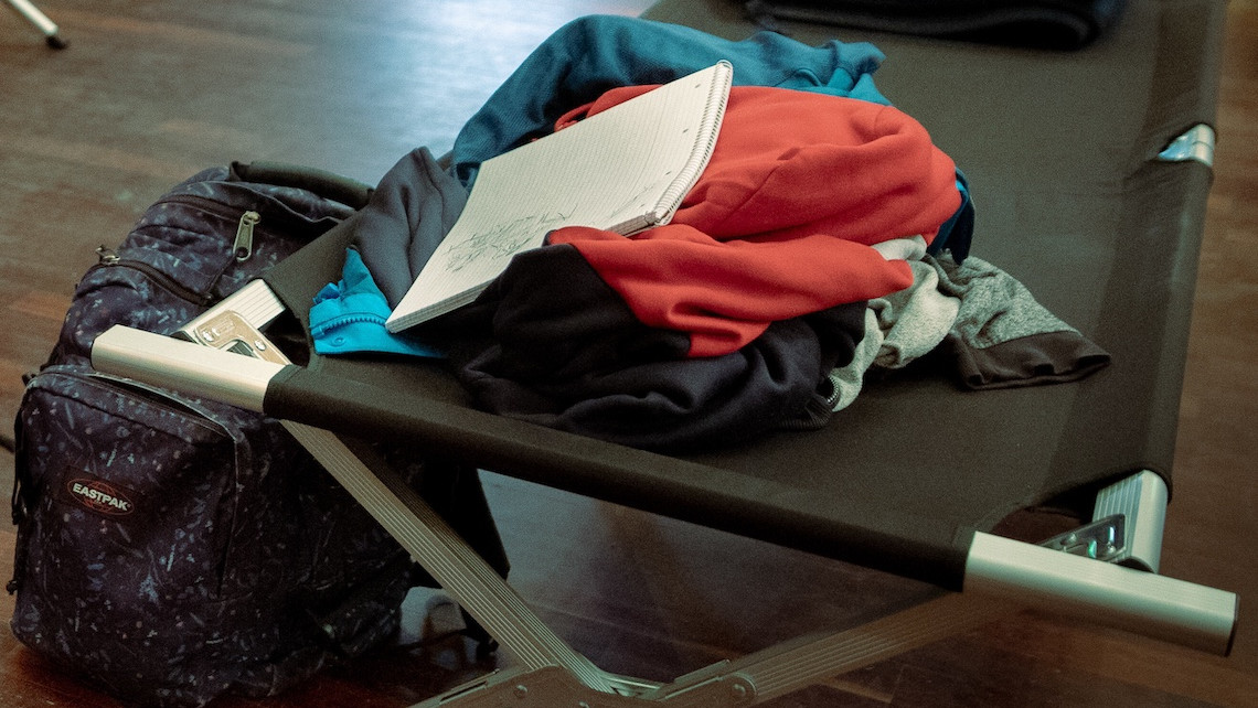 Auf einem Feldbett liegen persönliche Gegenstände von Betroffenen während eines Stromausfalls im Südwesten Berlins in einer Notunterkunft im Bürgersaal im Rathaus Zehlendorf.