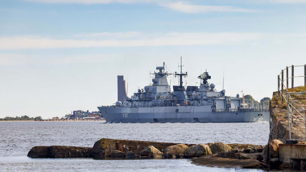 Fregatte Bayern beim Auslaufen
