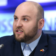 Markus Frohnmaier mit Deutschland- und Russlandfahne als Anstecker am Anzug, 2018