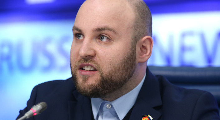Markus Frohnmaier mit Deutschland- und Russlandfahne als Anstecker am Anzug, 2018