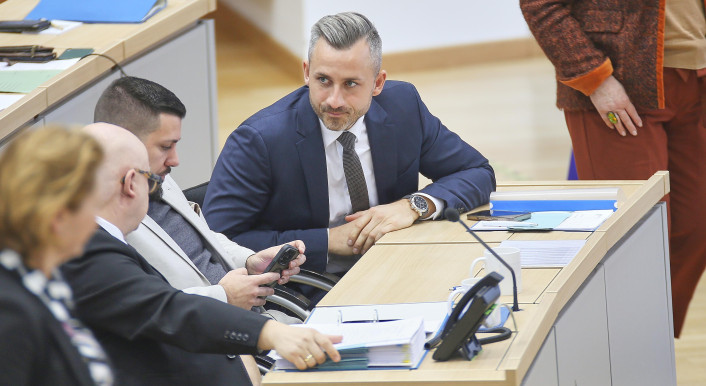 Blick in den Landtag Sachsen-Anhalt. Der Fraktionsvorsitzende und Spitzenkandidat der AfD, Ulrich Siegmund, lehnt auf seinem Schreibtisch und spricht mit seinen Fraktionskollegen.