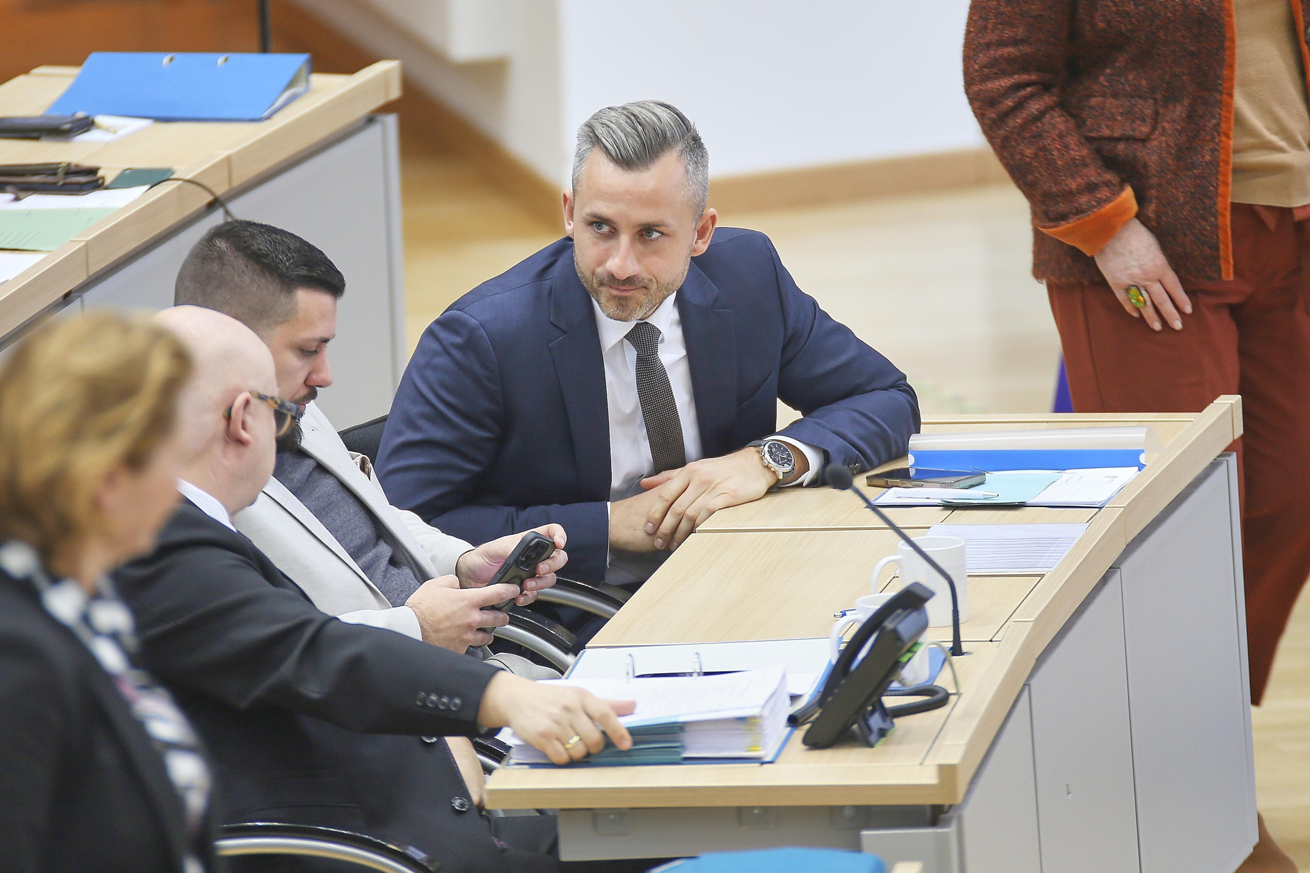 Blick in den Landtag Sachsen-Anhalt. Der Fraktionsvorsitzende und Spitzenkandidat der AfD, Ulrich Siegmund, lehnt auf seinem Schreibtisch und spricht mit seinen Fraktionskollegen.