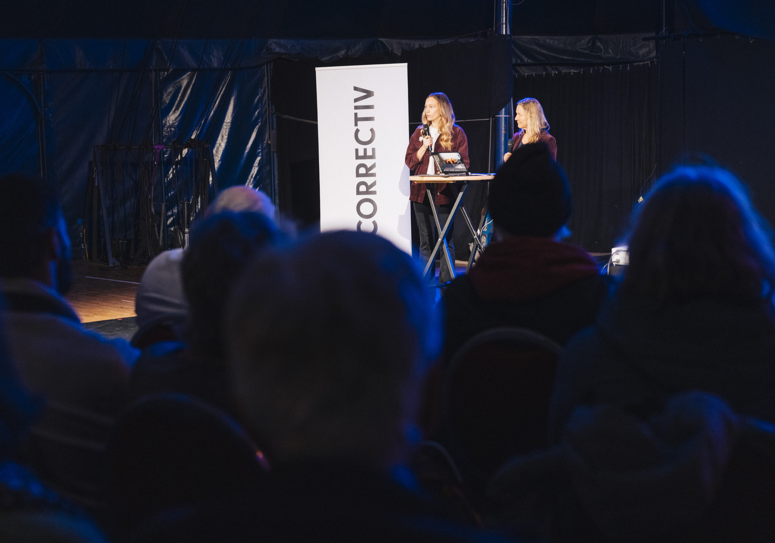 Annika Joeres und Katharina Huth auf einer Veranstaltung in Köln zum Chemiecocktail im Rhein.