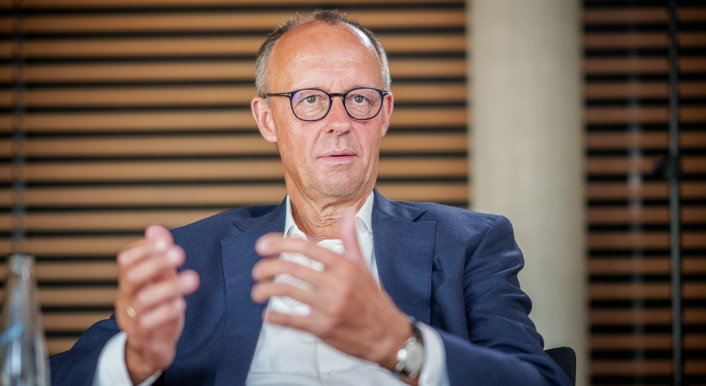 Frei erfundene Zitate sind ein wiederkehrendes Muster bei der Verbreitung von Desinformation. (Bild: Michael Kappeler / Picture Alliance /dpa)