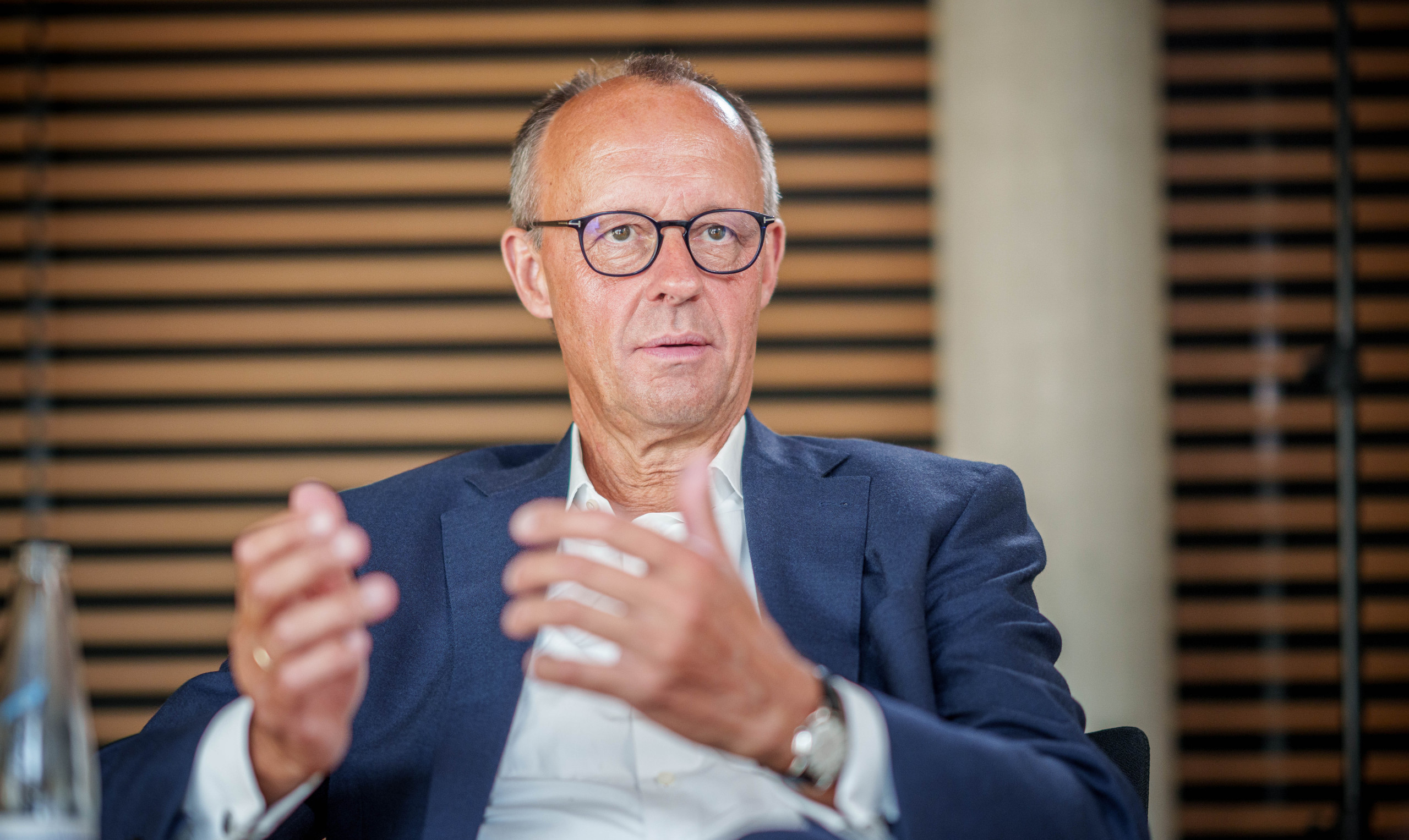 Frei erfundene Zitate sind ein wiederkehrendes Muster bei der Verbreitung von Desinformation. (Bild: Michael Kappeler / Picture Alliance /dpa)