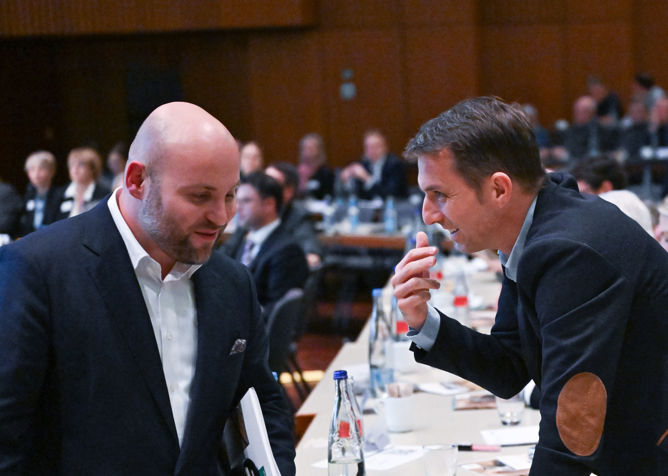 Markus Frohnmaier und Martin Rothweiler unterhalten sich miteinander