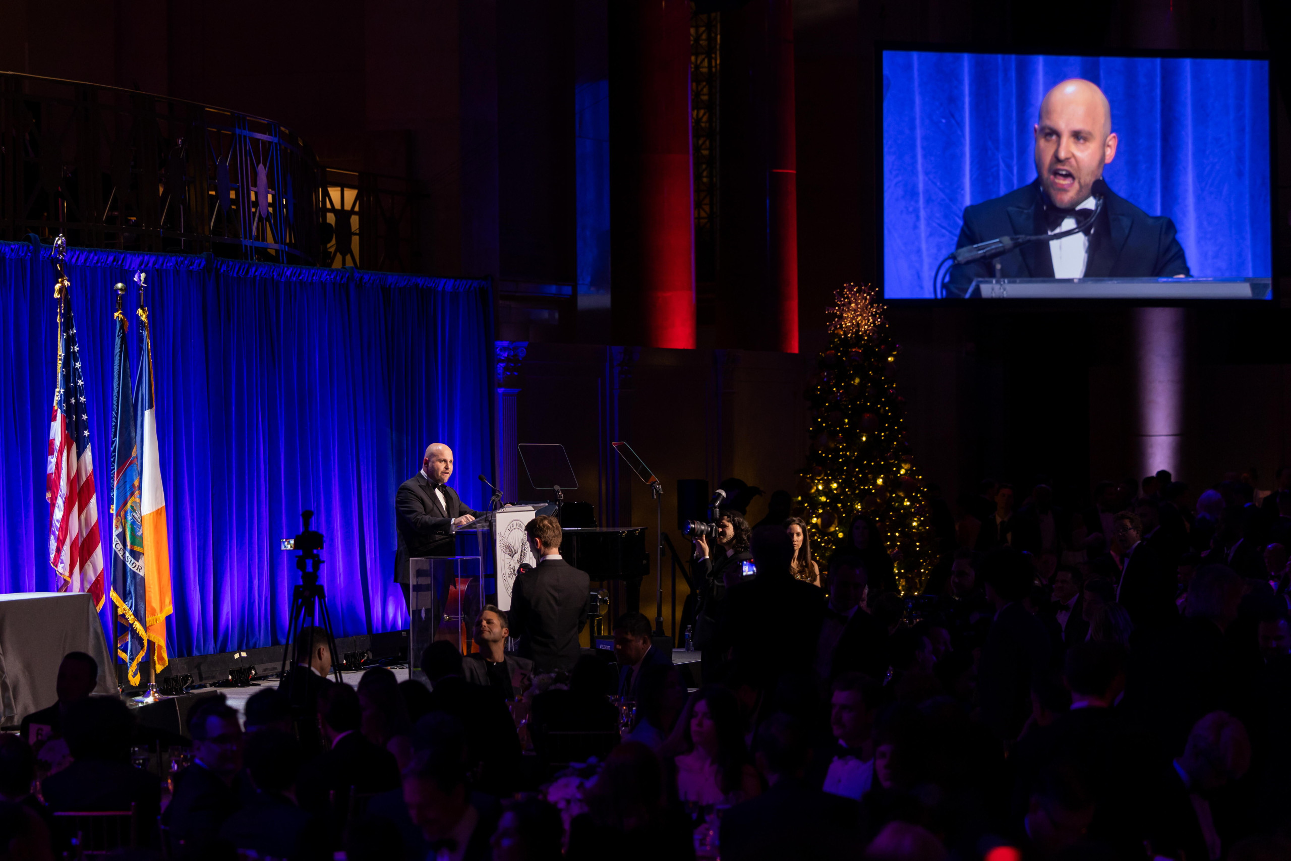 Frohnmaier hält eine Rede, der Saal ist prunkvoll geschmückt.
