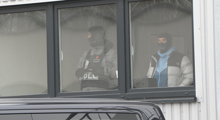 Zollfahnder durchsuchen die Räume einer Lübecker Firma im Zusammenhang mit verbotenen Rusland-Exporten. Foto. picture alliance/dpa/NEWS5 | News5 / Sebastian Peters