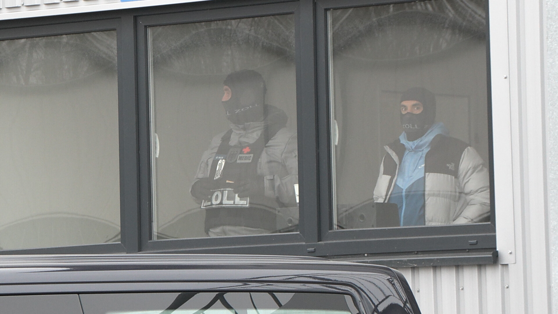 Zollfahnder durchsuchen die Räume einer Lübecker Firma im Zusammenhang mit verbotenen Rusland-Exporten. Foto. picture alliance/dpa/NEWS5 | News5 / Sebastian Peters