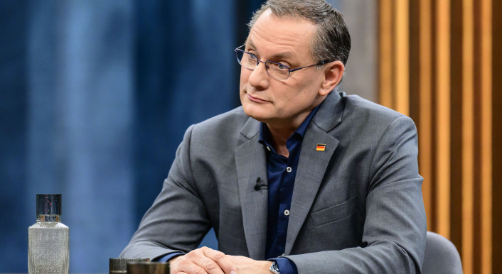 AfD-Co-Chef Tino Chrupalla sagte noch in der Talkshow von Caren Miosga, er habe ein „Störgefühl“ bei Vetternwirtschaft. In einem Bürgerbüro in Sachsen beschäftigt er aber selbst eine Partinerin eines sächsischen Landtagsabgeordneten. picture alliance / HMB Media | Uwe Koch