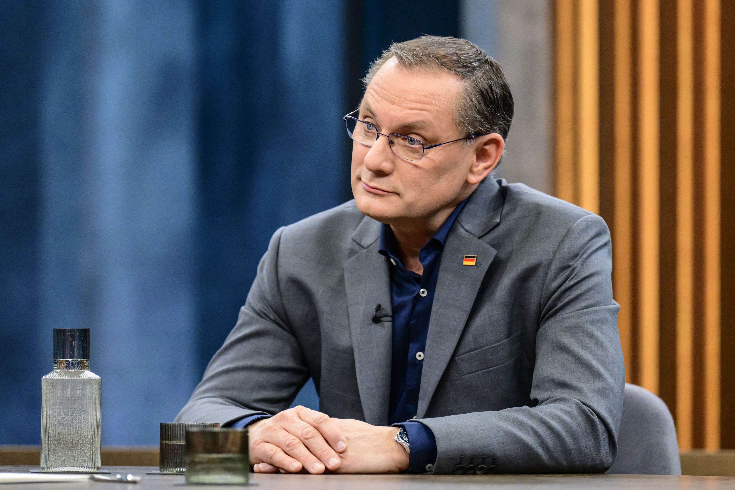 AfD-Co-Chef Tino Chrupalla sagte noch in der Talkshow von Caren Miosga, er habe ein „Störgefühl“ bei Vetternwirtschaft. In einem Bürgerbüro in Sachsen beschäftigt er aber selbst eine Partinerin eines sächsischen Landtagsabgeordneten. picture alliance / HMB Media | Uwe Koch