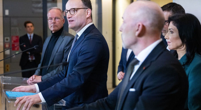 Die Eckpunkte des neuen Gebäzdemodernisierungsgesetzes stellten Jens Spahn, Fraktionsvorsitzender der CDU/CSU-Bundestagsfraktion, (mittig) Alexander Hoffmann parlamentarischer Geschäftsführer der CSU, (rechts) und Matthias Miersch, Fraktionsvorsitzender der SPD, (links) am Dienstagabend vor. (Foto: picture alliance/dpa | Christophe Gateau)