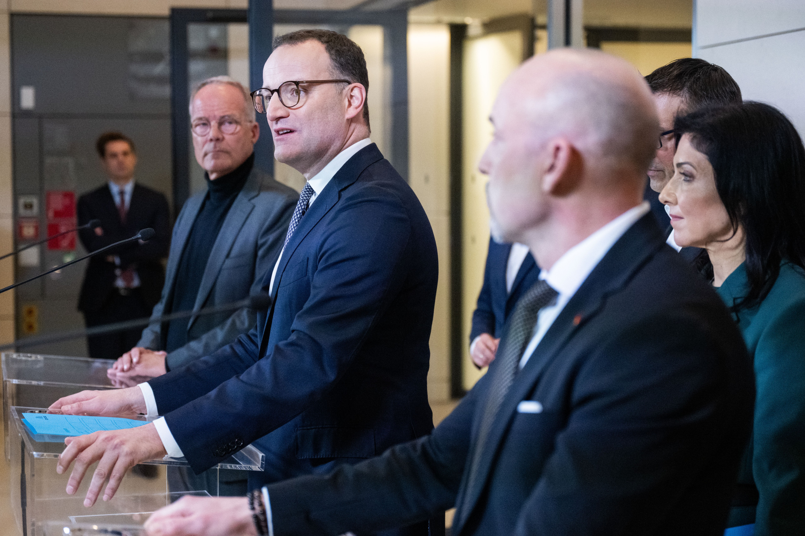 Die Eckpunkte des neuen Gebäzdemodernisierungsgesetzes stellten Jens Spahn, Fraktionsvorsitzender der CDU/CSU-Bundestagsfraktion, (mittig) Alexander Hoffmann parlamentarischer Geschäftsführer der CSU, (rechts) und Matthias Miersch, Fraktionsvorsitzender der SPD, (links) am Dienstagabend vor. (Foto: picture alliance/dpa | Christophe Gateau)