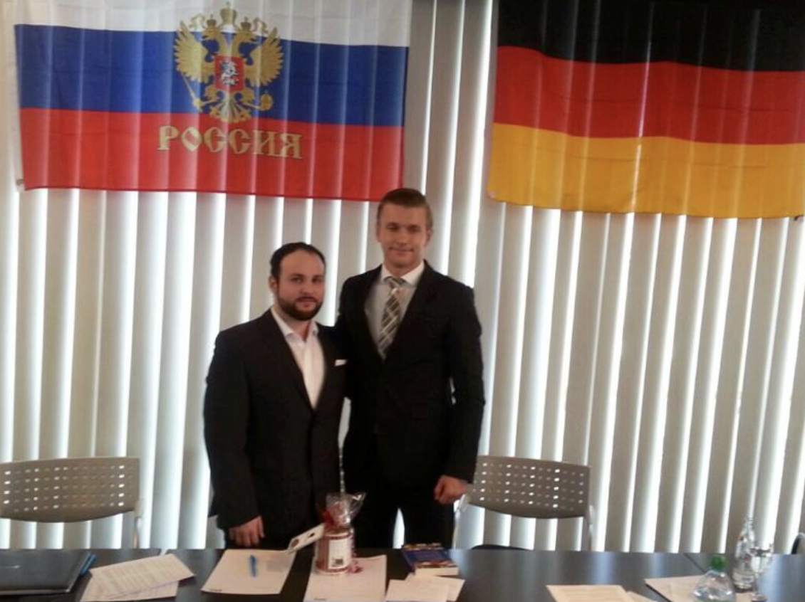 Markus Frohnmaier und Daniil Bisslinger stehen vor einer Russland- und einer Deutschland-Flagge