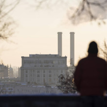 Person blickt auf das Kraftwerk Berlin vom Volkspark Friedrichshain
