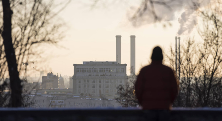 Person blickt auf das Kraftwerk Berlin vom Volkspark Friedrichshain