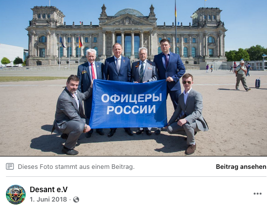 In einem Facebook-Beitrag von Desant von 2018 posiert Eremenko (Zweiter von rechts) vor dem Bundestag mit einem Banner der „Offiziere Russlands“ (Quelle: Facebook / Desant e.V.; Screenshot: CORRECTIV)