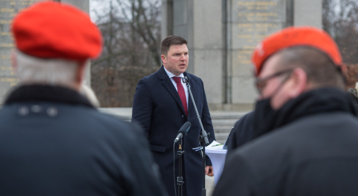 Im Jahr 2021 nahm Oleg Eremenko vor dem sowjetischen Ehrenmal in Berlin-Tiergarten eine Spende für die „Offiziere Russlands” entgegen. Foto: Christian Ditsch