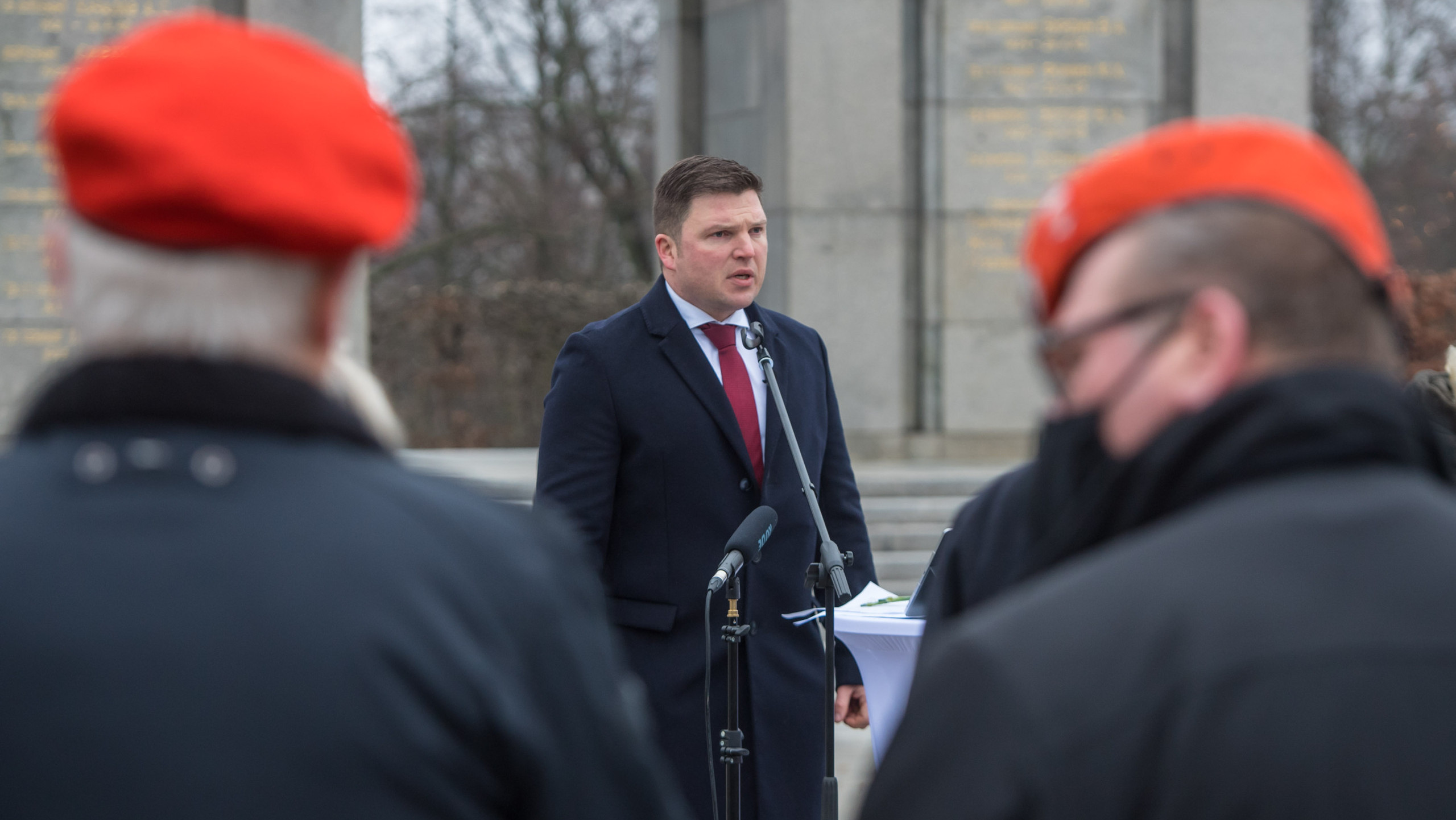 Im Jahr 2021 nahm Oleg Eremenko vor dem sowjetischen Ehrenmal in Berlin-Tiergarten eine Spende für die „Offiziere Russlands” entgegen. Foto: Christian Ditsch