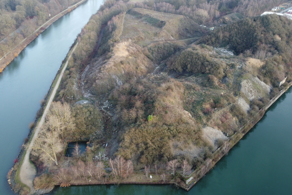 Zum Teil schon Gras drüber gewachsen: die illegale Mülldeponie am Rhein-Herne-Kanal. Credit: CORRECTIV