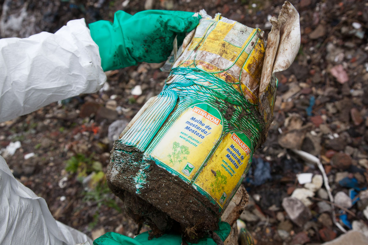 Noch ein Fund: Etiketten für Senfsauce auf Portugiesisch. Credits: CORRECTIV