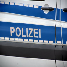Schriftzug auf einem Polizeiwagen