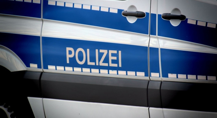 Schriftzug auf einem Polizeiwagen