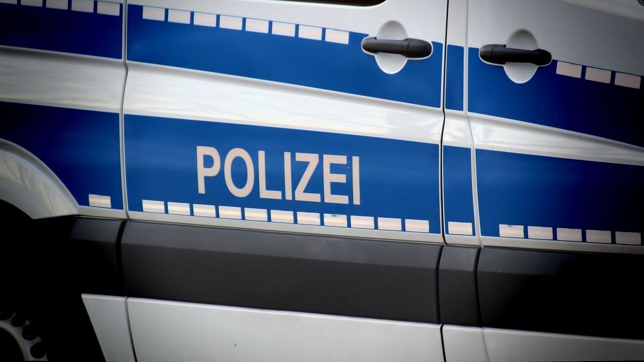 Schriftzug auf einem Polizeiwagen