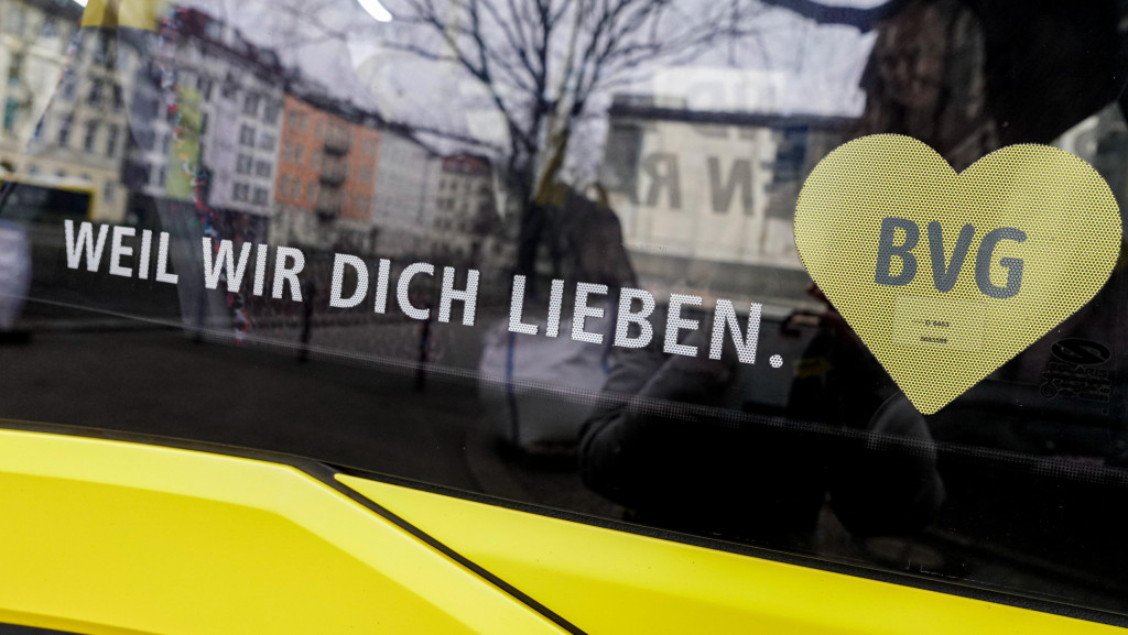 Das Logo der BVG auf einem ihrer Fahrzeuge