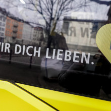 Das Logo der BVG auf einem ihrer Fahrzeuge