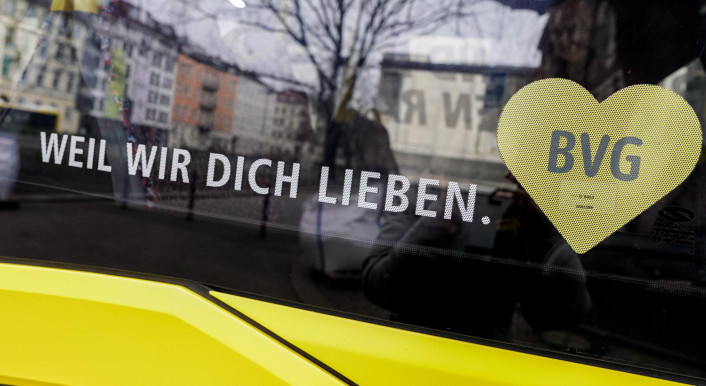 Das Logo der BVG auf einem ihrer Fahrzeuge