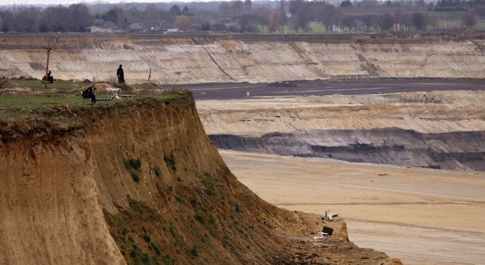 Ein Blick in die Tagebaugrube Garzweiler. Auf der linken Seite ist eine Seitenwand. Auf der rechten Seite nach hinten erstreckt sich die Grube des Tagebaus.