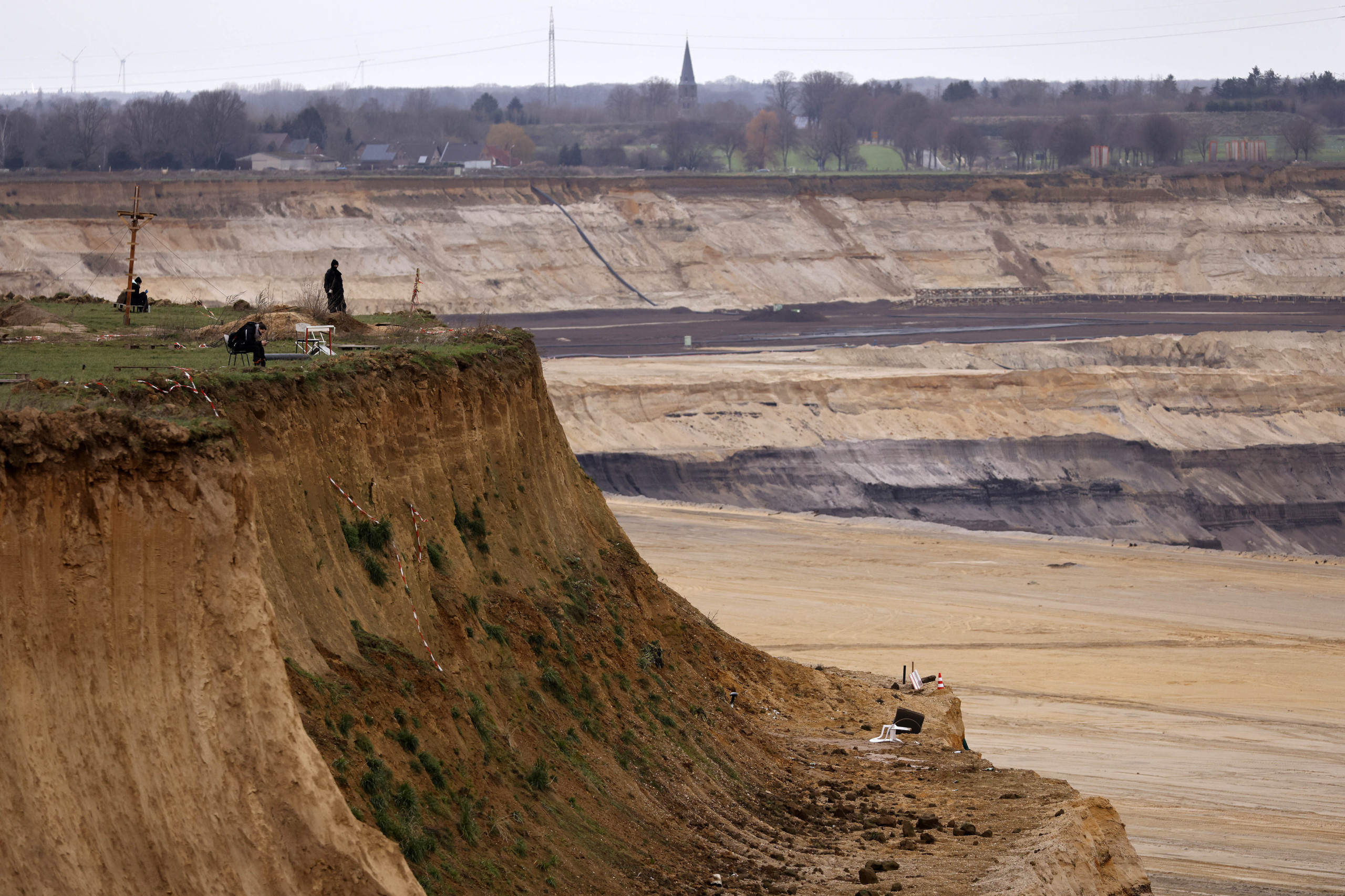 Ein Blick in die Tagebaugrube Garzweiler. Auf der linken Seite ist eine Seitenwand. Auf der rechten Seite nach hinten erstreckt sich die Grube des Tagebaus.