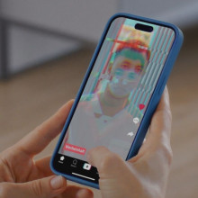 Ein Tiktok-Profil veröffentlichte mehrere Deepfakes von Ärztinnen und Ärzten, in denen mit falschen Gesundheitsversprechen für ein dubioses Nahrungsergänzungsmittel geworben wird (Symbolbild: Pexels / Shvets production / Canva; Collage: CORRECTIV.Faktencheck)