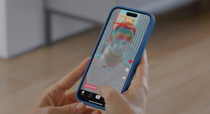 Ein Tiktok-Profil veröffentlichte mehrere Deepfakes von Ärztinnen und Ärzten, in denen mit falschen Gesundheitsversprechen für ein dubioses Nahrungsergänzungsmittel geworben wird (Symbolbild: Pexels / Shvets production / Canva; Collage: CORRECTIV.Faktencheck)