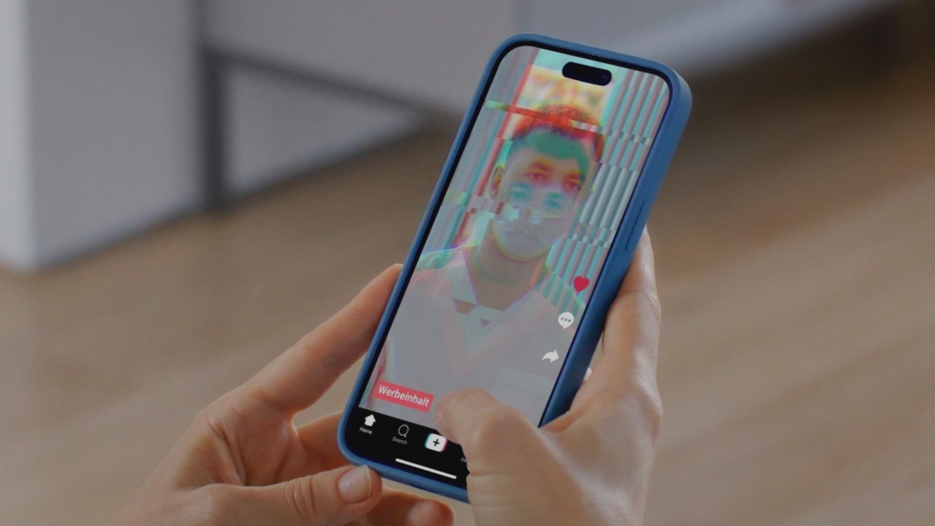 Ein Tiktok-Profil veröffentlichte mehrere Deepfakes von Ärztinnen und Ärzten, in denen mit falschen Gesundheitsversprechen für ein dubioses Nahrungsergänzungsmittel geworben wird (Symbolbild: Pexels / Shvets production / Canva; Collage: CORRECTIV.Faktencheck)