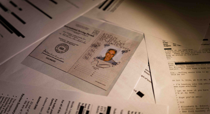 In Sozialen Netzwerken verbreitet sich eine Fotomontage von Bundeskanzler Friedrich Merz und Jeffrey Epstein (Symbolbild: Davide Bonaldo / Picture Alliance / Zumapress)