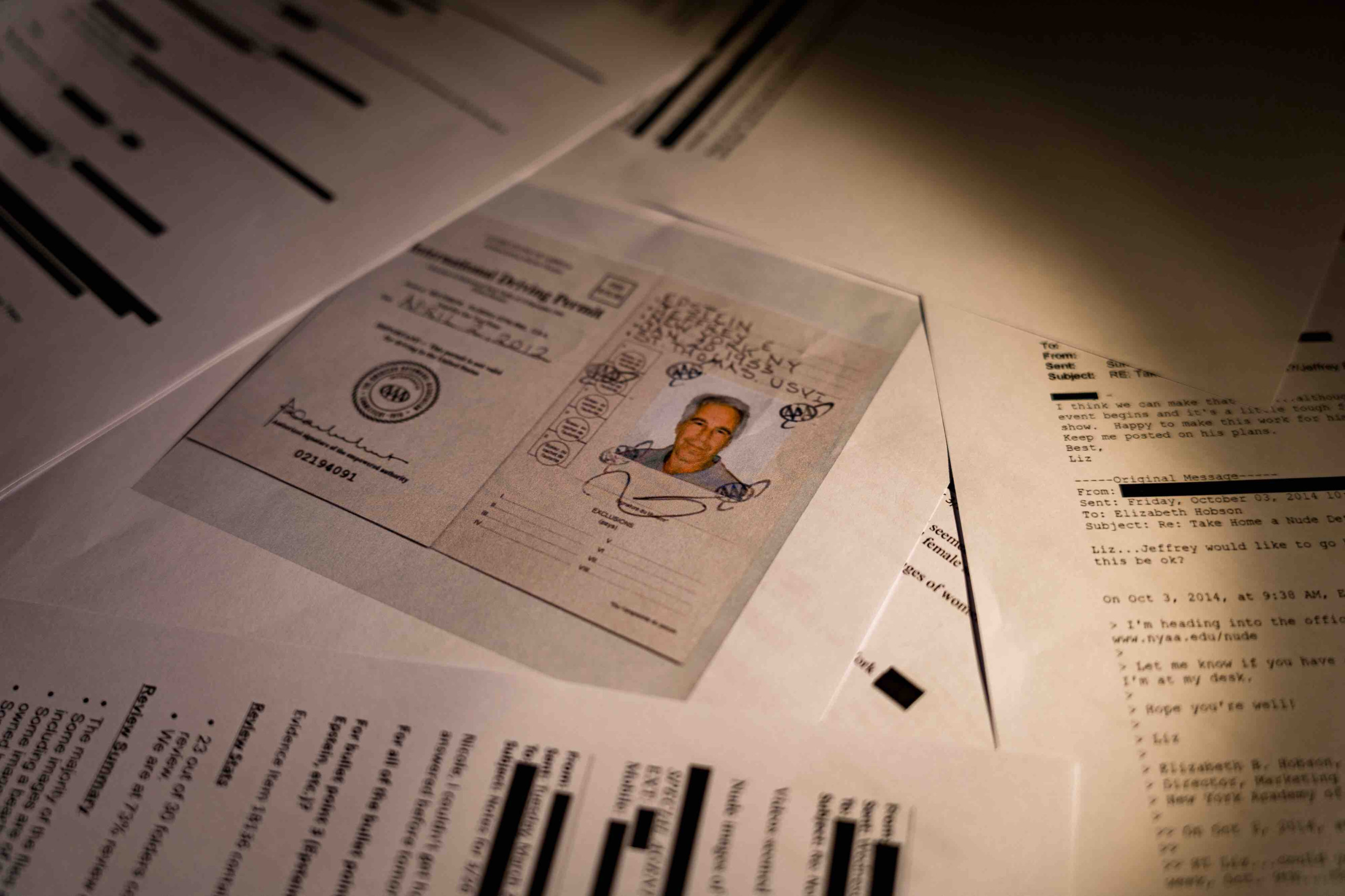 In Sozialen Netzwerken verbreitet sich eine Fotomontage von Bundeskanzler Friedrich Merz und Jeffrey Epstein (Symbolbild: Davide Bonaldo / Picture Alliance / Zumapress)