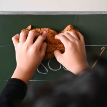Auf Tiktok kursiert aktuell ein KI-generiertes Video, angeblich soll es einen weinenden Lehrer in Frankreich zeigen. Die Kommentare zeigen, dass einige Nutzerinnen und Nutzer den Fake offenbar nicht erkannt haben. (Symbolbild: Bernd Weißbrod / Picture Alliance)
