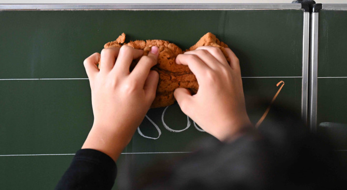 Auf Tiktok kursiert aktuell ein KI-generiertes Video, angeblich soll es einen weinenden Lehrer in Frankreich zeigen. Die Kommentare zeigen, dass einige Nutzerinnen und Nutzer den Fake offenbar nicht erkannt haben. (Symbolbild: Bernd Weißbrod / Picture Alliance)