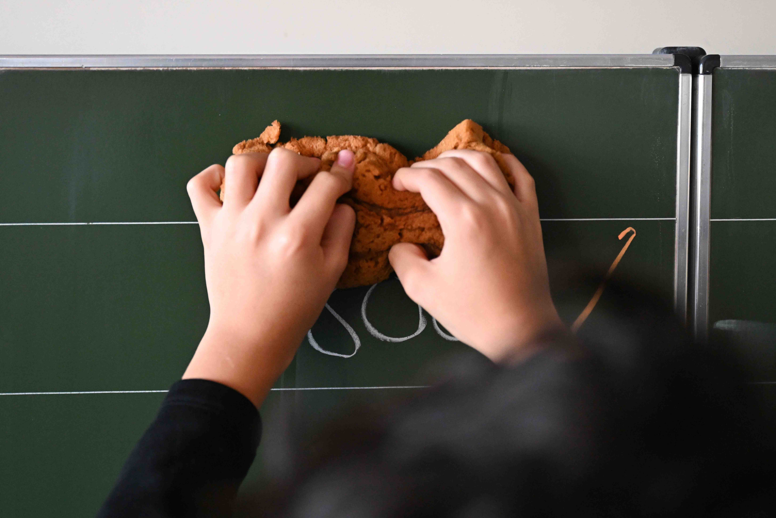 Auf Tiktok kursiert aktuell ein KI-generiertes Video, angeblich soll es einen weinenden Lehrer in Frankreich zeigen. Die Kommentare zeigen, dass einige Nutzerinnen und Nutzer den Fake offenbar nicht erkannt haben. (Symbolbild: Bernd Weißbrod / Picture Alliance)
