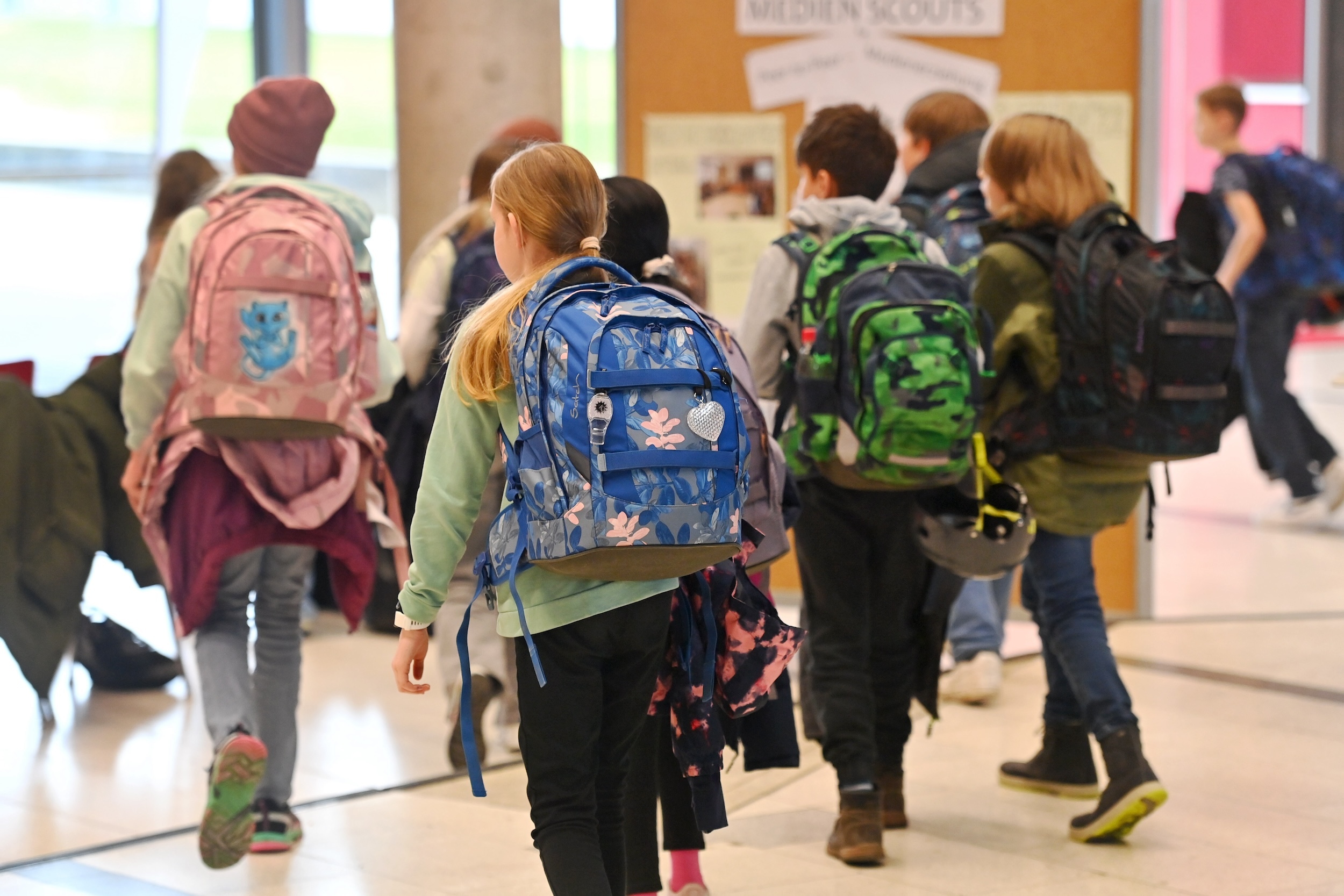 Kinder auf dem Weg in ihre Klasse