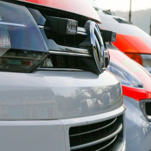 Fronten von verschiedenen Rettungswagen hintereinander im Profil.