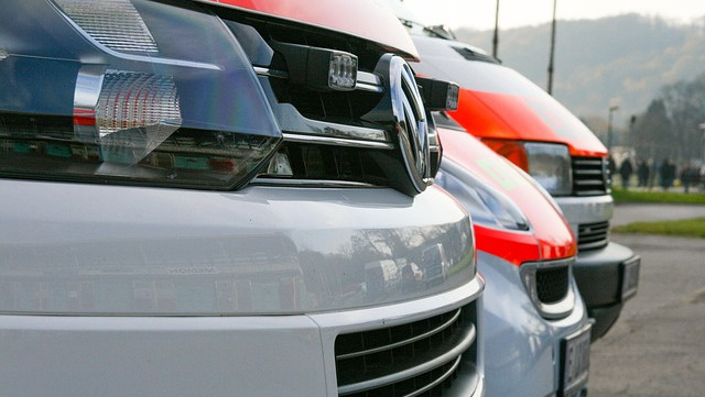 Fronten von verschiedenen Rettungswagen hintereinander im Profil.