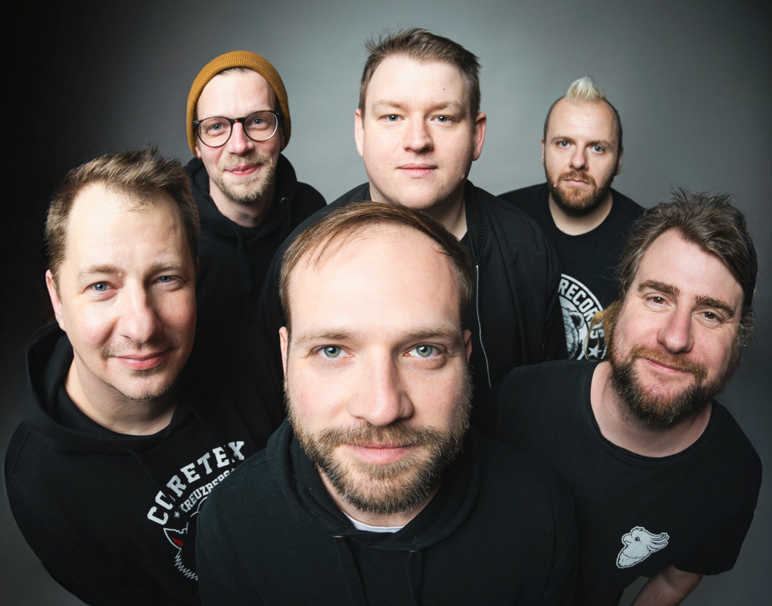 „Als ehemaliger katholischer Messdiener habe ich gut in Erinnerung, welches Vertrauen Priester und Geistliche in der katholischen Kirche genießen. Schutzbefohlene werden ohne zu zögern alleine mit fremden Männern gelassen. Eben weil sie Geistliche sind. Dieses Vertrauen wird offensichtlich systematisch ausgenutzt und Taten vertuscht. Wenn wir als Gesellschaft wirklich Kinder schützen wollen, dann dürfen wir auf keinen Fall vor der Institution Kirche zurückweichen. In einer aufgeklärten Welt darf es keine Sonderrechte und Schutzräume für Täter geben.“ Steffen Neumeister von 100 Kilo Herz, Sänger