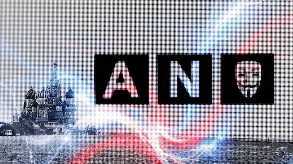 Collage mit Logo der Webseite Anonymous News (nutzt die Guy-Fawkes-Maske), der Hintergrund erinnert an Moskau