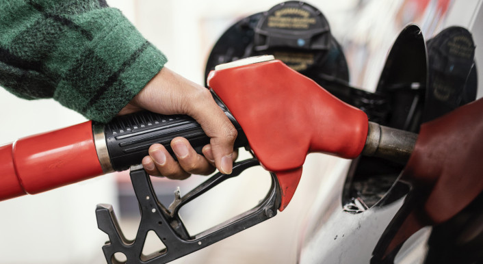 Tanken ist europaweit teurer geworden, nicht nur in Deutschland (Bild: Oleksandr Latkun / Imagebroker / Picture Alliance)