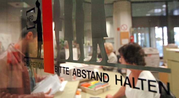 Das Symbolbild zeigt eine typische Beratungssituation in einem Jobcenter.