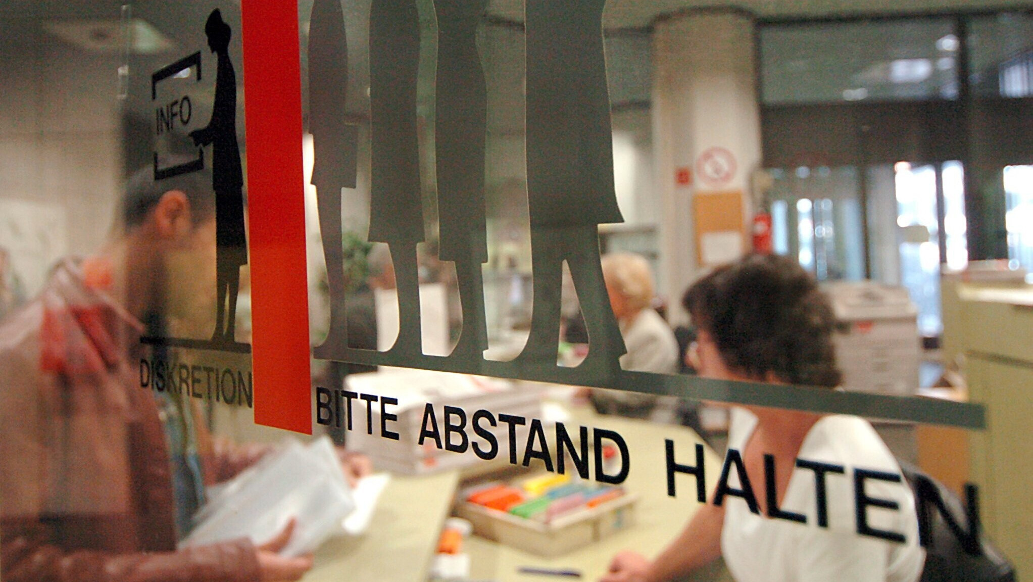 Das Symbolbild zeigt eine typische Beratungssituation in einem Jobcenter.